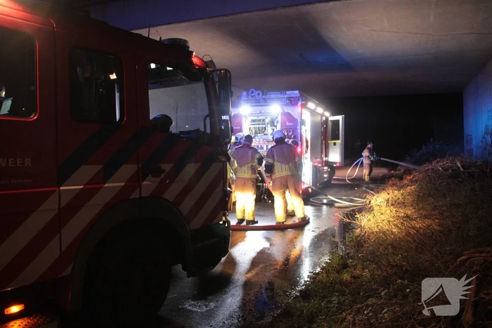 Berm in brand onder viaduct A27