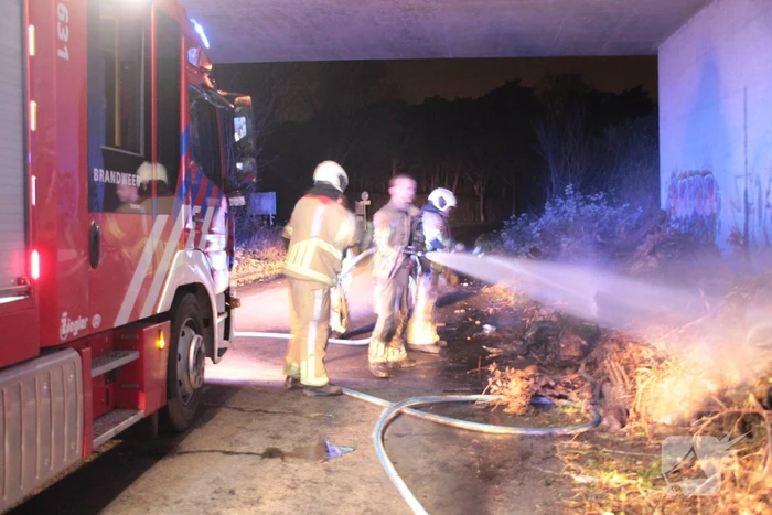 Berm in brand onder viaduct A27