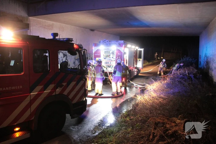 Berm in brand onder viaduct A27