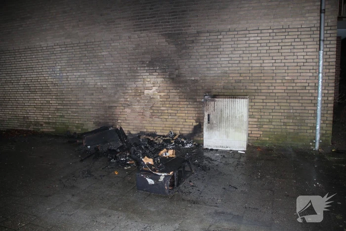 Matras in brand tegen elektrakast