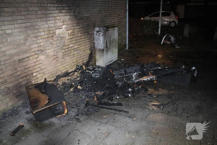 Matras in brand tegen elektrakast