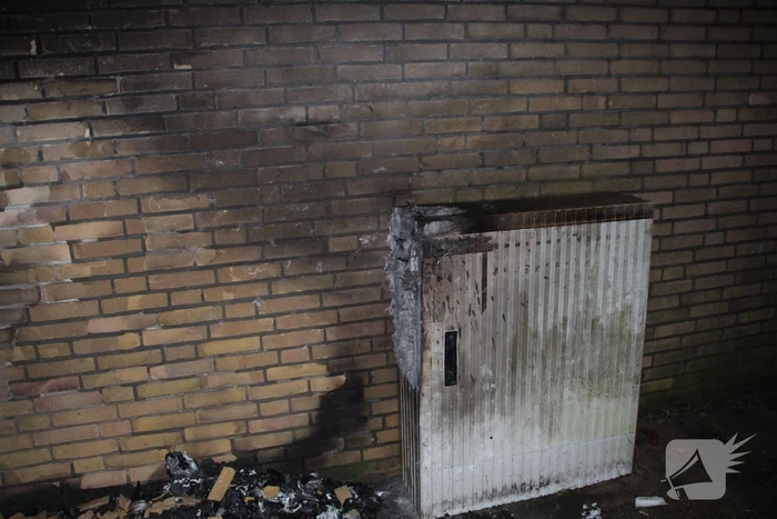 Matras in brand tegen elektrakast