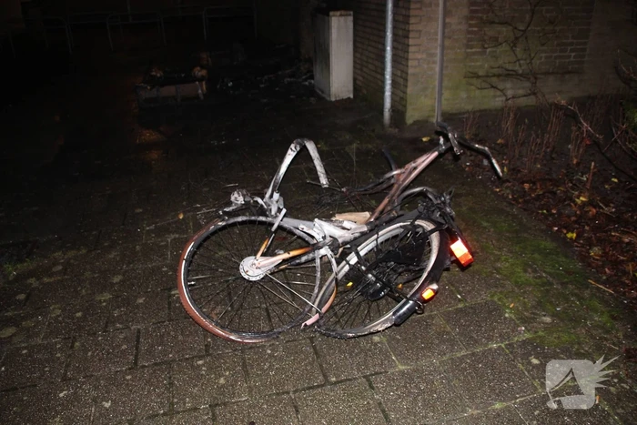 Matras in brand tegen elektrakast