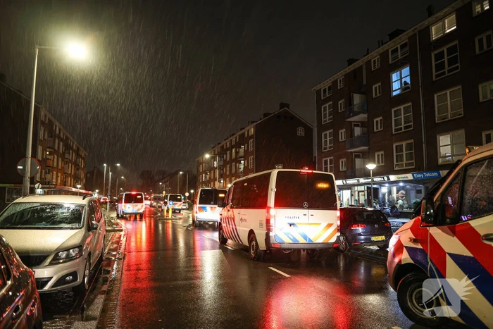 Vuurwerk naar mobiele eenheid gegooid