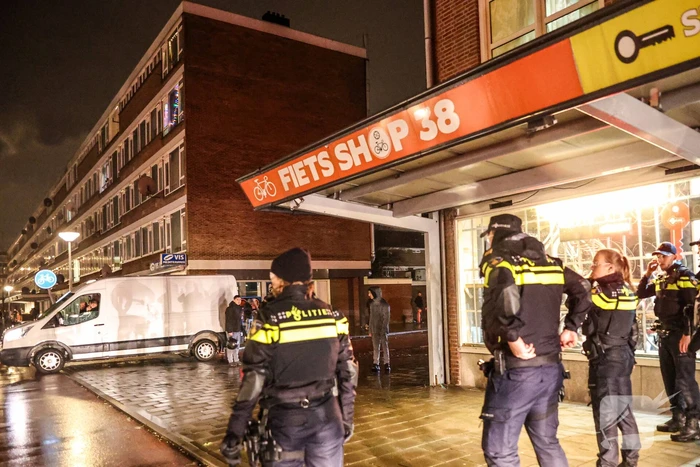 Vuurwerk naar mobiele eenheid gegooid