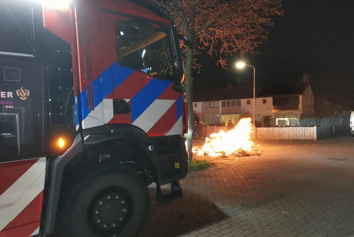 Brandweer blust berg afval