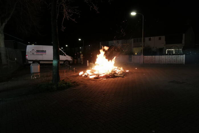 Brandweer blust berg afval