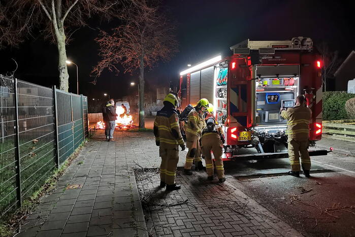 Brandweer blust berg afval