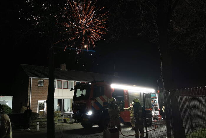 Brandweer blust berg afval