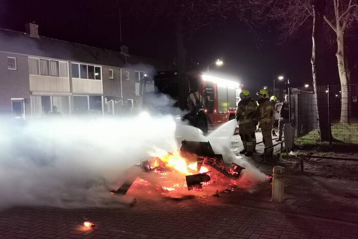 Brandweer blust berg afval