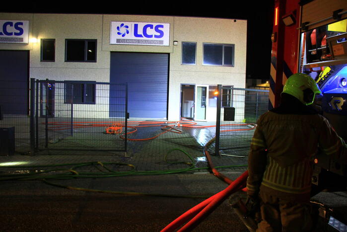 Brandweer blust brand in bedrijfspand