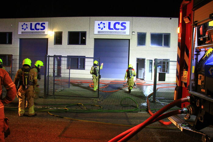 Brandweer blust brand in bedrijfspand