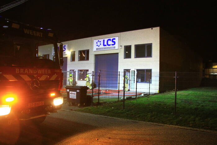 Brandweer blust brand in bedrijfspand