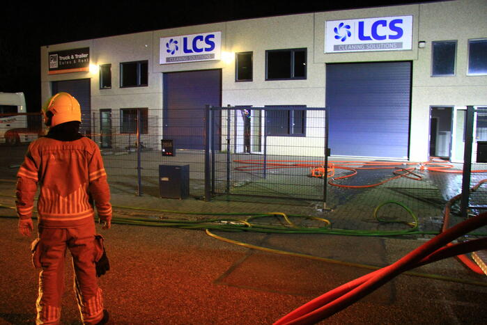 Brandweer blust brand in bedrijfspand