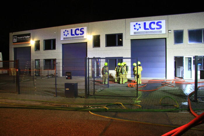 Brandweer blust brand in bedrijfspand