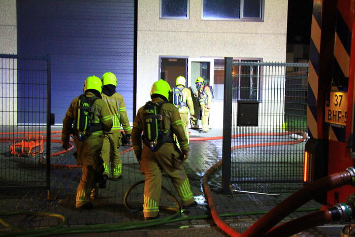 Brandweer blust brand in bedrijfspand