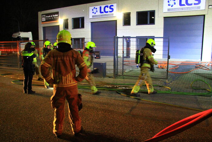 Brandweer blust brand in bedrijfspand