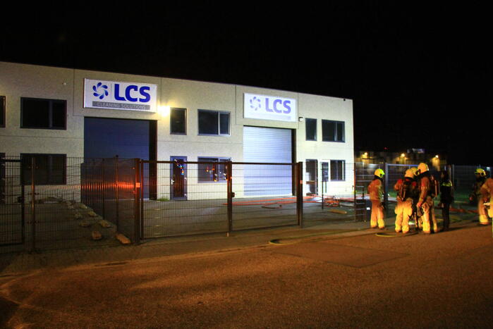 Brandweer blust brand in bedrijfspand