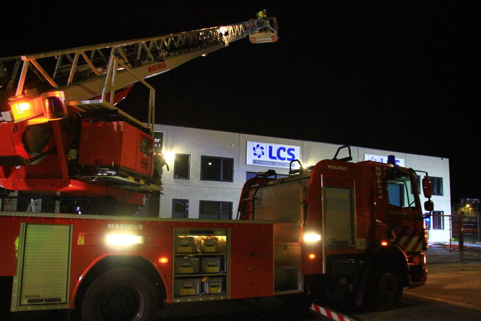 Brandweer blust brand in bedrijfspand