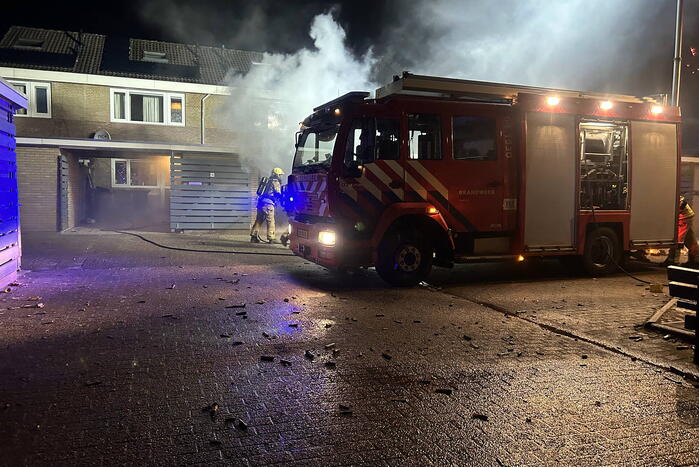 Brandweer blust brand in schuur