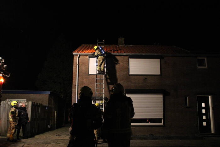 Brandweer controleert dak nadat vuurpijl eronder belandt