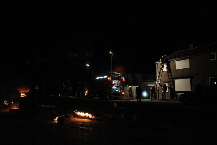 Brandweer controleert dak nadat vuurpijl eronder belandt