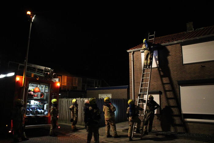 Brandweer controleert dak nadat vuurpijl eronder belandt