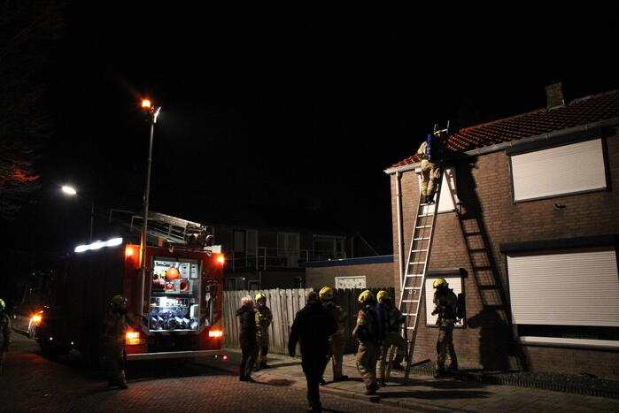 Brandweer controleert dak nadat vuurpijl eronder belandt