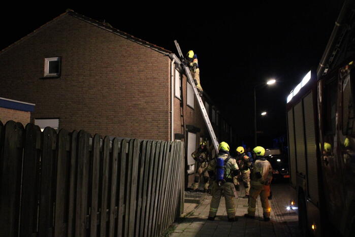 Brandweer controleert dak nadat vuurpijl eronder belandt