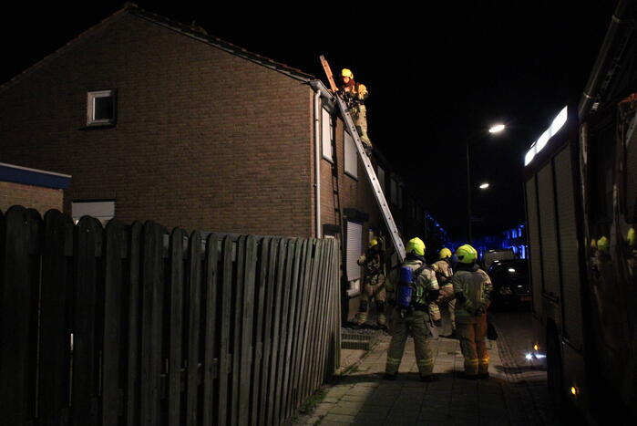Brandweer controleert dak nadat vuurpijl eronder belandt