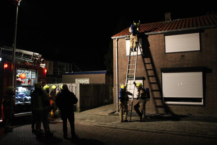 Brandweer controleert dak nadat vuurpijl eronder belandt