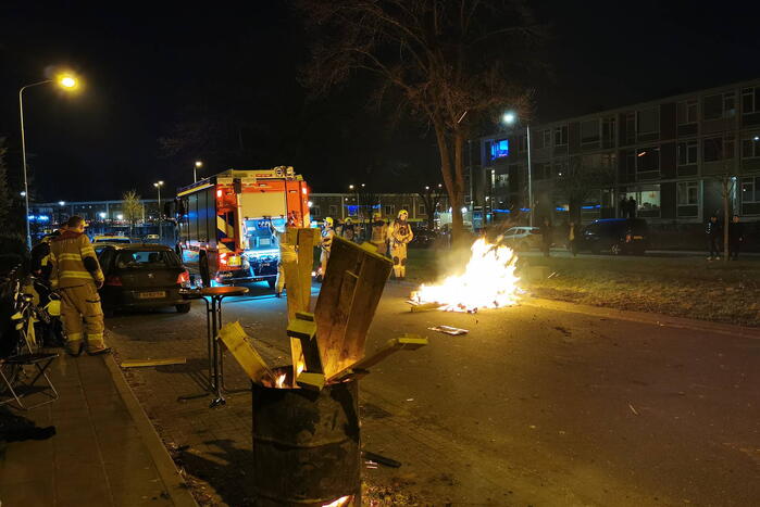 Brandweer blust berg afval op straat