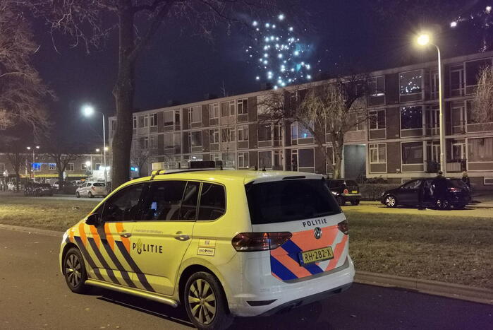 Brandweer blust berg afval op straat