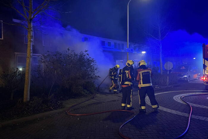 Brandweer blust brandende vuurton en scooter