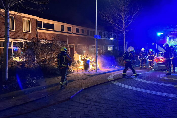 Brandweer blust brandende vuurton en scooter