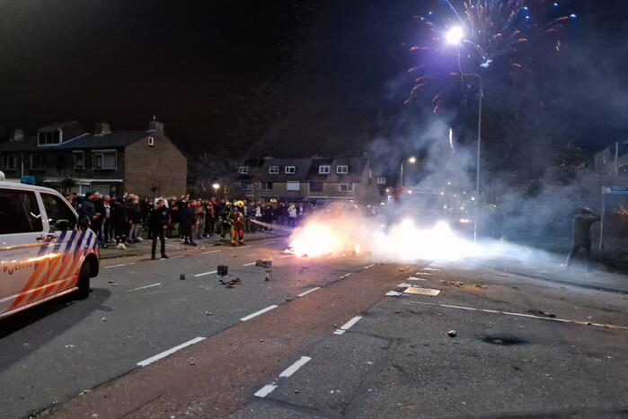 Brandweer blust brandend vuurwerkafval