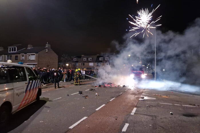 Brandweer blust brandend vuurwerkafval