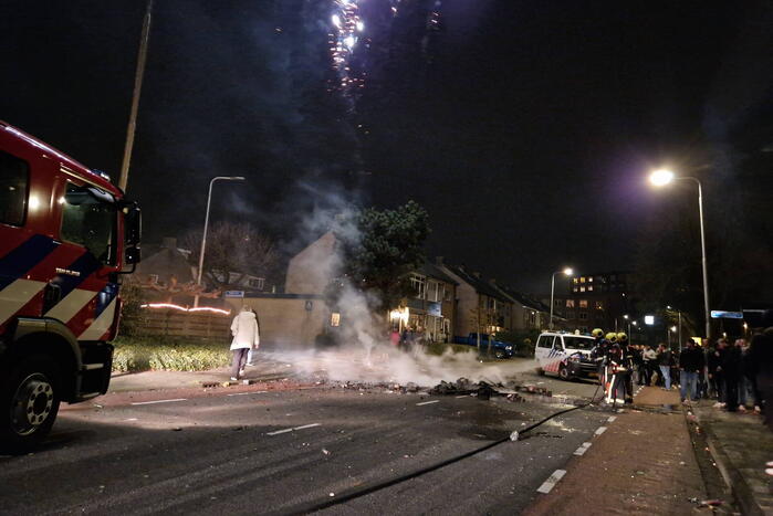 Brandweer blust brandend vuurwerkafval
