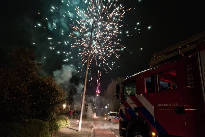 Brandweer blust brandend vuurwerkafval