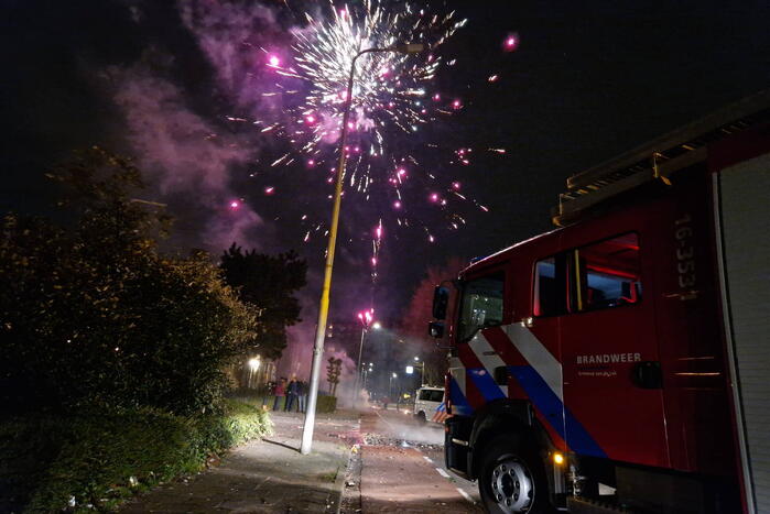 Brandweer blust brandend vuurwerkafval