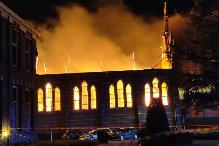Zeer grote brand in voormalig kerkgebouw