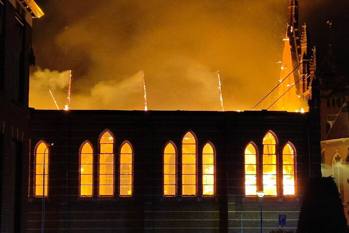 Zeer grote brand in voormalig kerkgebouw