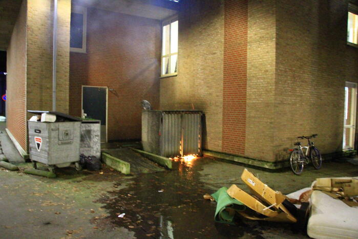 Veel rook bij brand in container