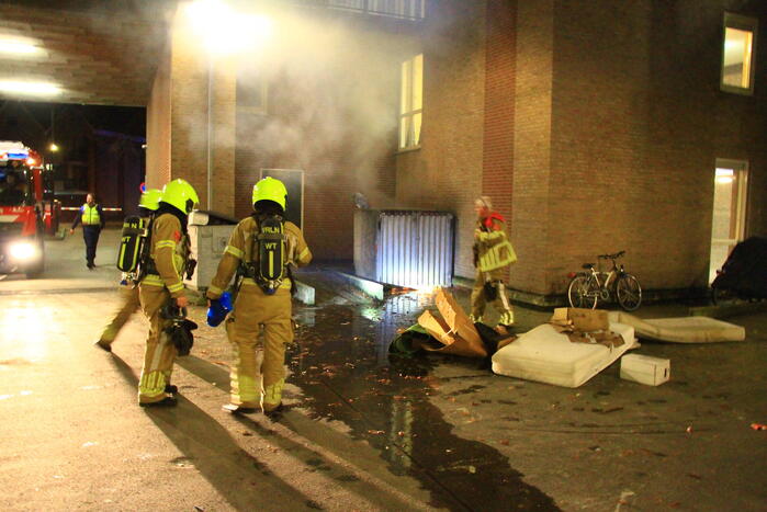 Veel rook bij brand in container