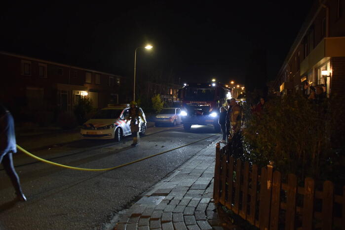 Brandweer blust diverse branden op straat