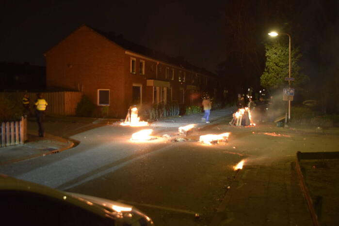 Brandweer blust diverse branden op straat