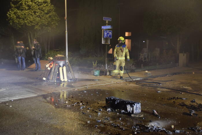 Brandweer blust diverse branden op straat