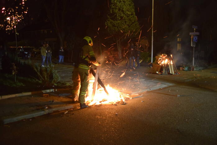 Brandweer blust diverse branden op straat