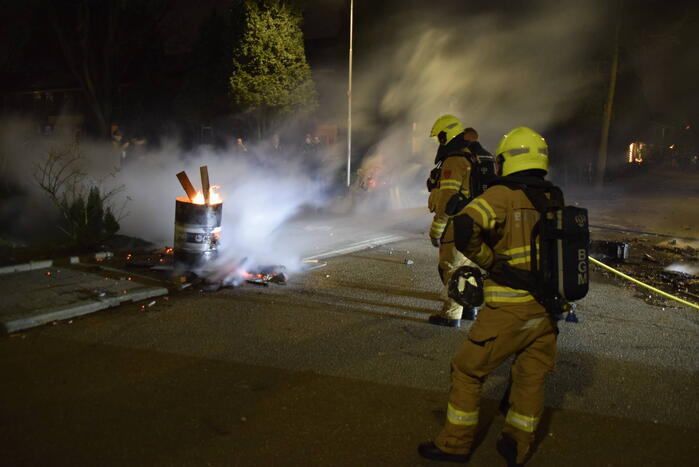 Brandweer blust diverse branden op straat