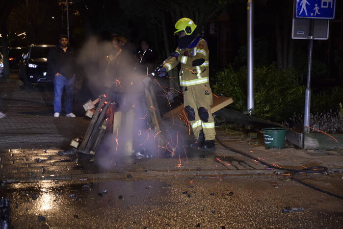 Brandweer blust diverse branden op straat